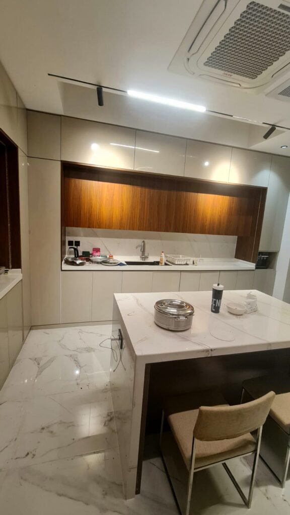 مطبخ حديث داخل شقة عصرية في الرياض